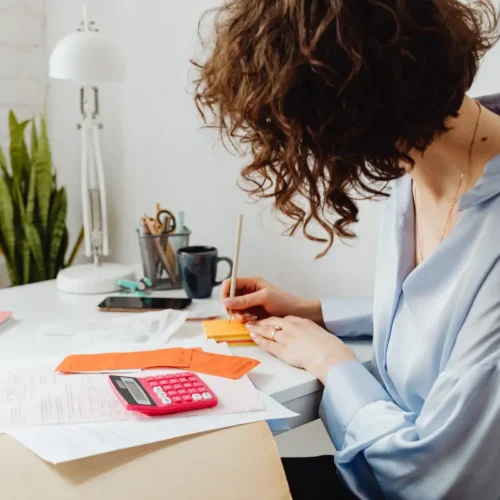 Mujer haciendo su presupuesto mensual