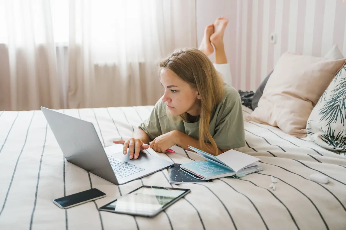 Mujer haciendo el diagnóstico financiero con calma