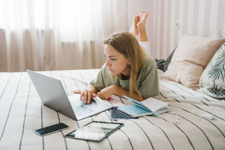 Mujer aprendiendo sobre dinero