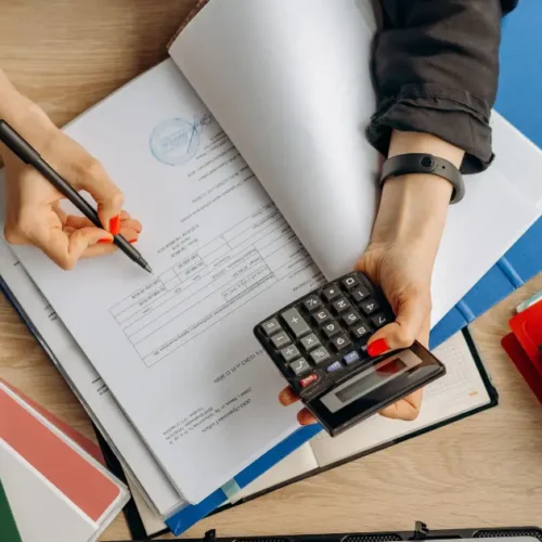 Mujer tomando el control de sus dinero