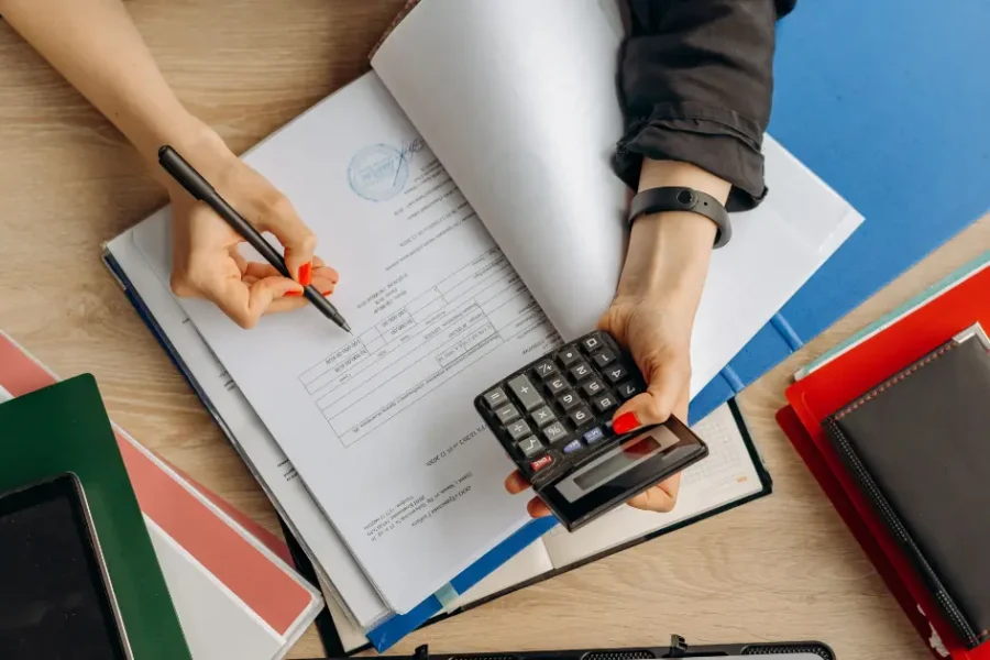 Mujer tomando el control de sus dinero