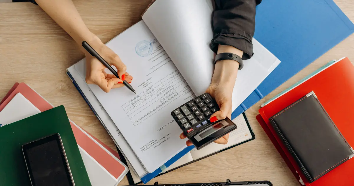 Mujer tomando el control de sus dinero