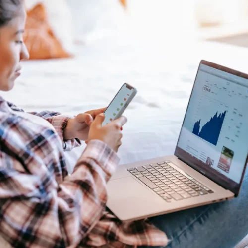 Mujer joven controlando sus inversiones