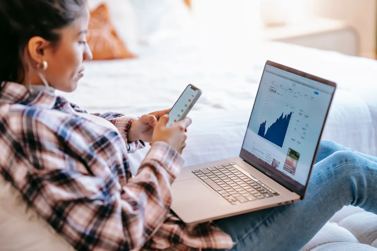 Mujer joven controlando sus inversiones